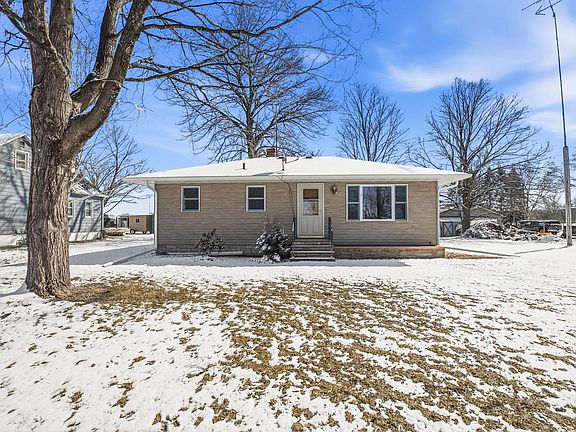 3rd image of 406 Chinook Ave SW