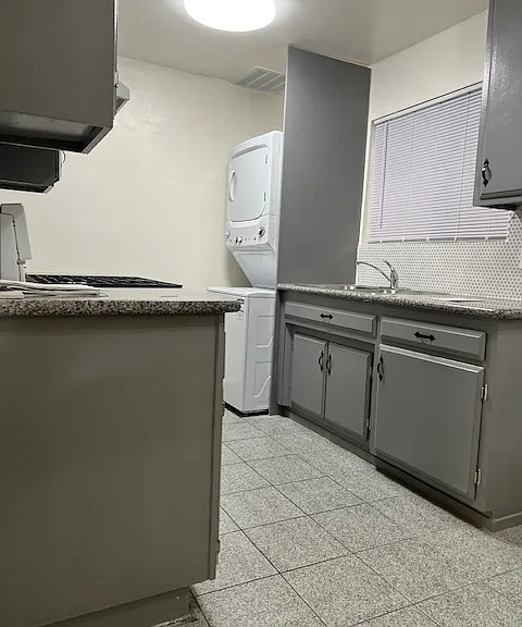 1147 Irving Ave #A — Photo 10