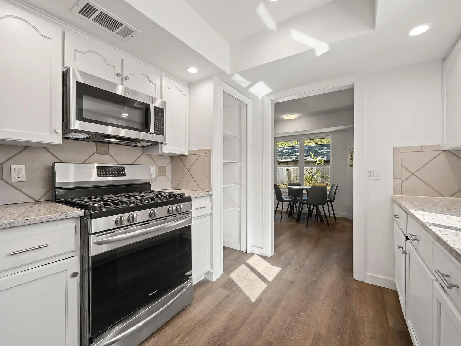 4 bed, 4.0 bath, 2284 sqft, $854 — Photo 4