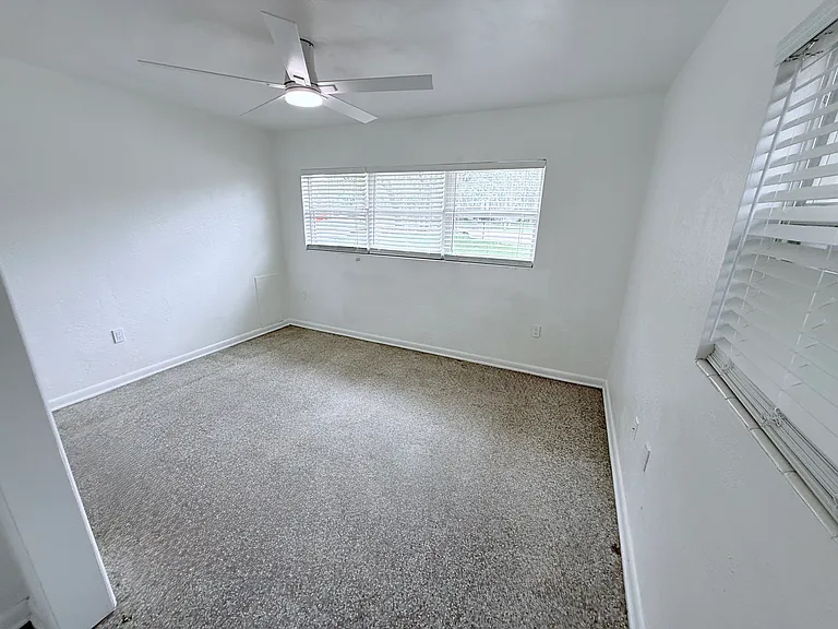 213 Thomas Dr — Photo 14