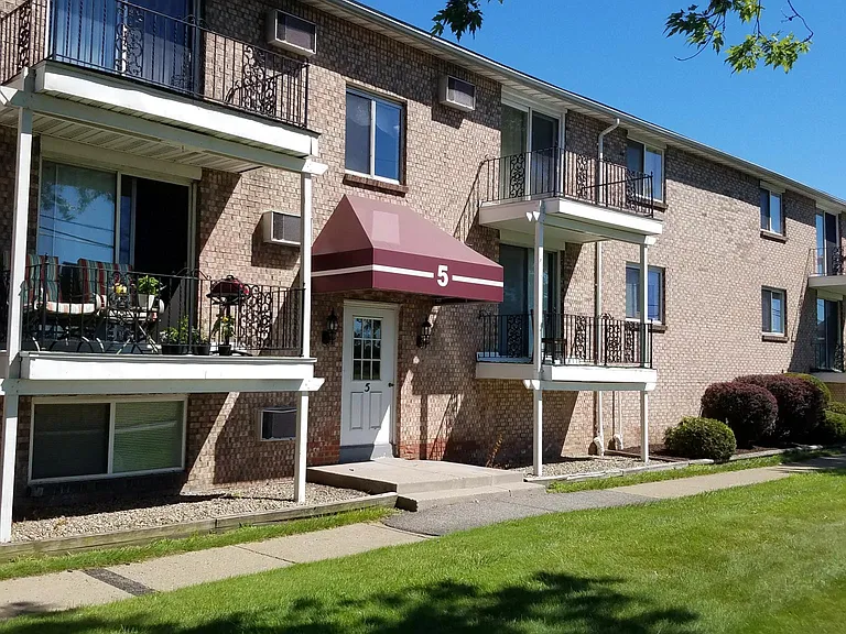 Losson Garden Apartments — Photo 16