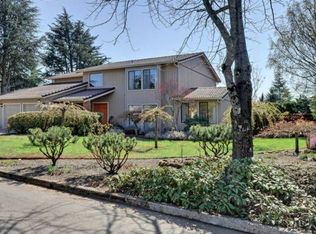 1217 NW Lakeview Rd, Vancouver, WA 98665