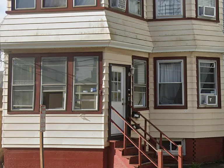25 Planten Ave #2 — Photo 1