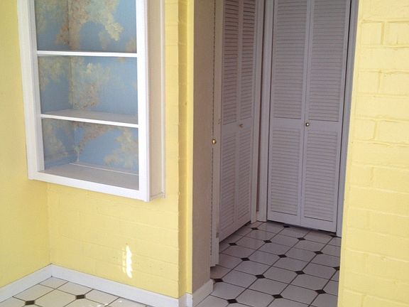 4th image of 835 N Forest Dr