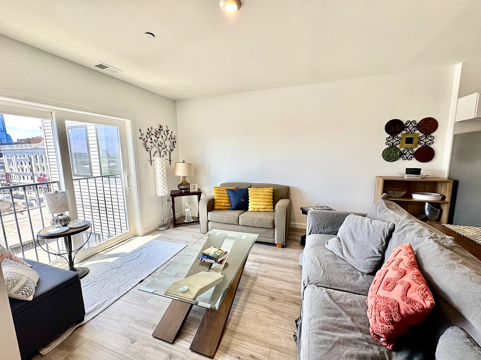 1 bed, 900 sqft, $2,170 — Photo 1
