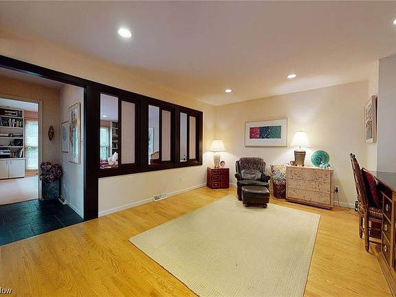 3rd image of 24758 Hawthorne Dr