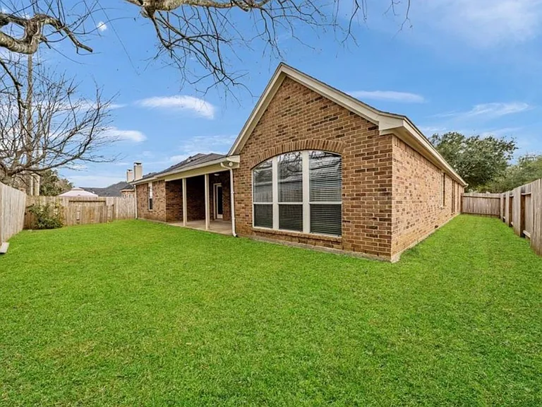 706 Silver Creek Cir — Photo 2