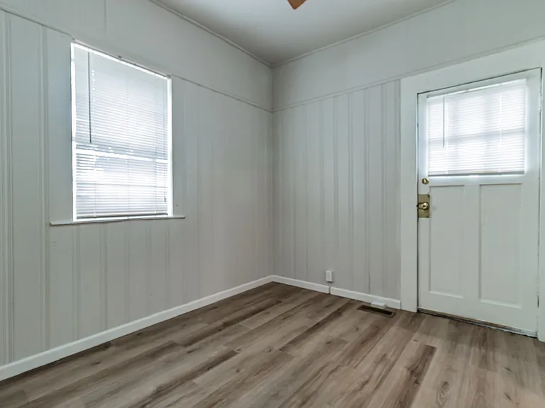 410 SE 2nd St #2 — Photo 3