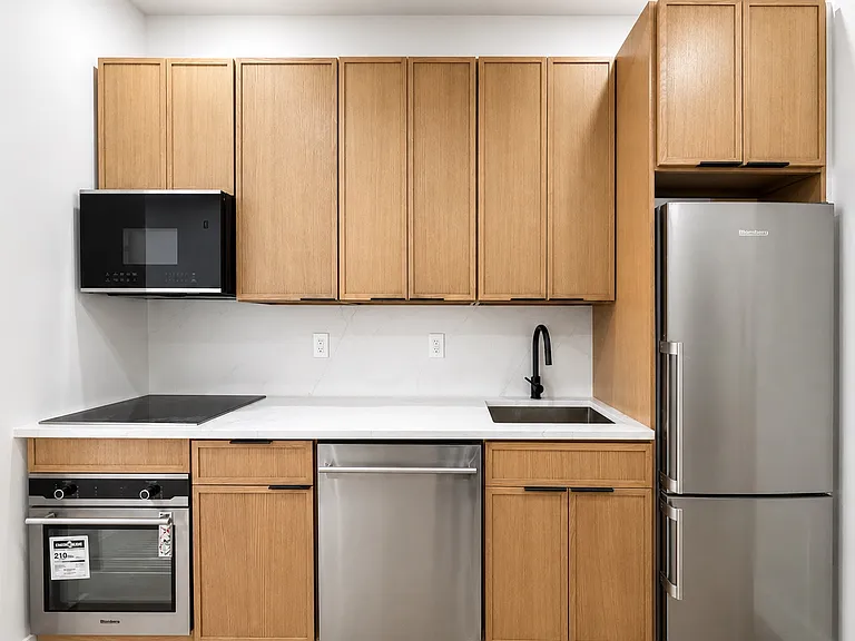 197 Meserole St #3L — Photo 5