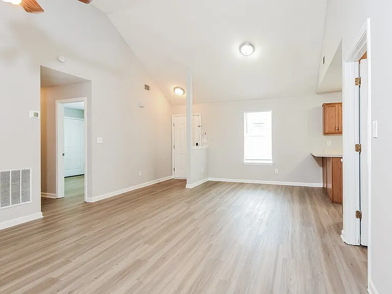 1560 Wembley Dr — Photo 5