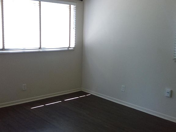 3rd image of 1304 E Mills Ave