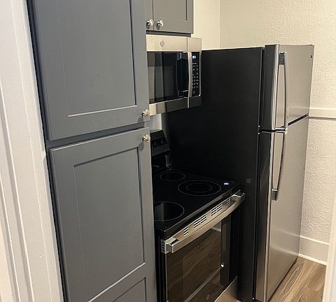 4th image of 1237 Commerce Ave APT 4