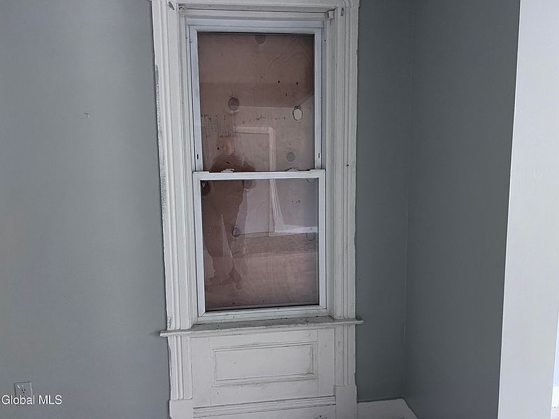 3rd image of 1013 Delamont Avenue