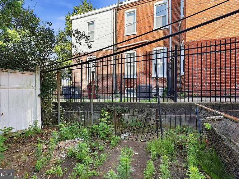 529 N Clayton St — Photo 15