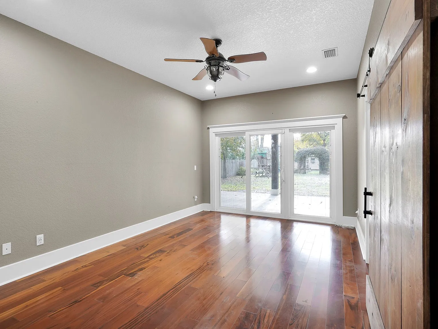 3 bed, 2.5 bath, 1860 sqft, $3,000 — Photo 3