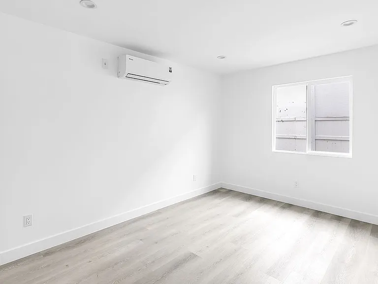 2747 S Mansfield Ave — Photo 14