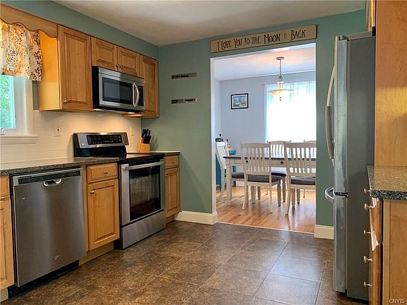 3rd image of 20 Indian Orchard Ln