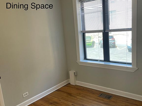 4th image of 3724 1/2 N Pine Grove Ave APT 1W