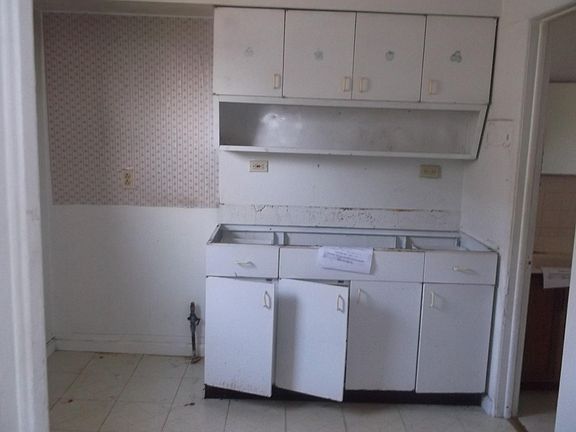 3rd image of 1335 Park Ave