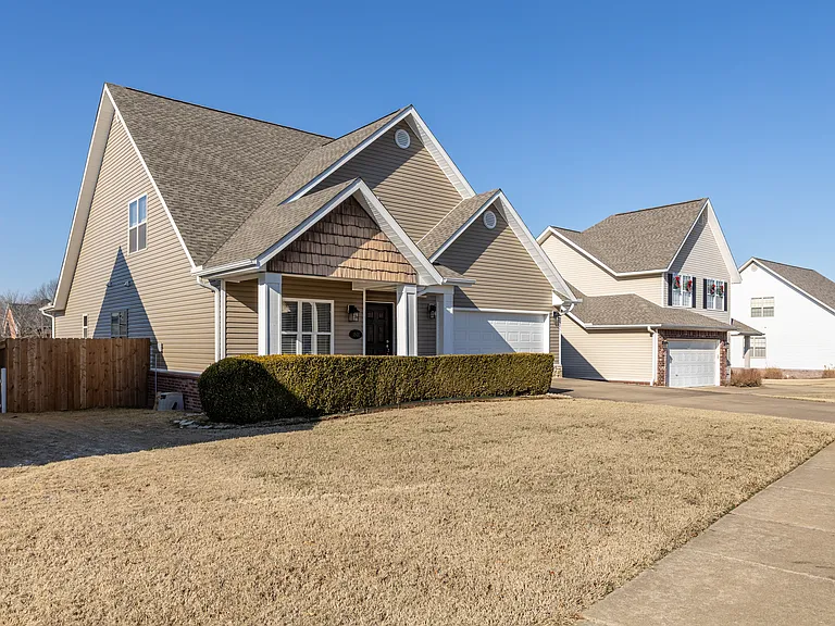 1501 NE Dysart Woods Ln — Photo 4