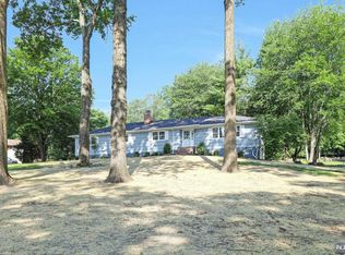 21 Heather Ln, Mahwah, NJ 07430