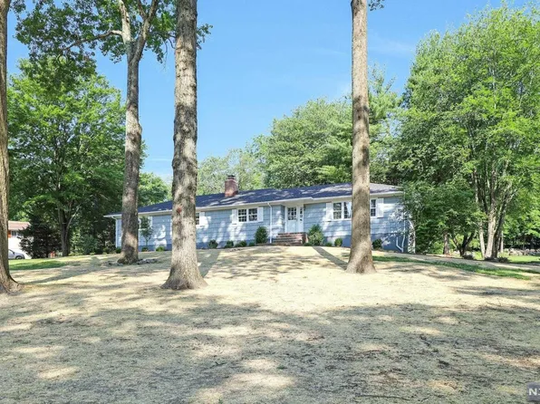 21 Heather Ln, Mahwah, NJ 07430