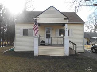 670 S Frost Dr, Saginaw, MI 48638