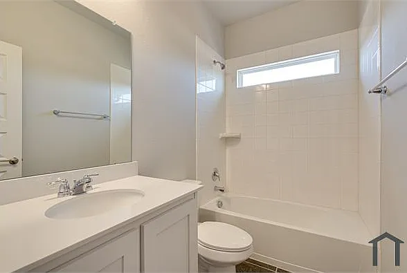 204 Rosewood Dr — Photo 3