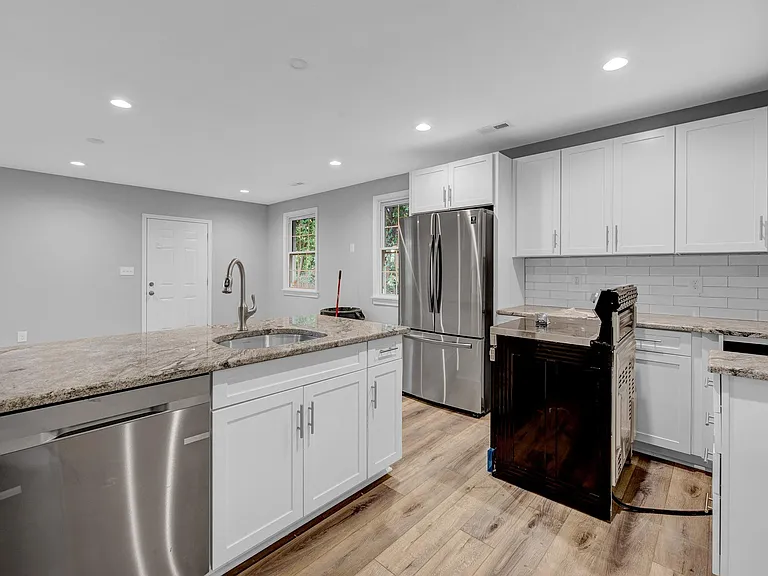 2451 Boone Ave — Photo 5