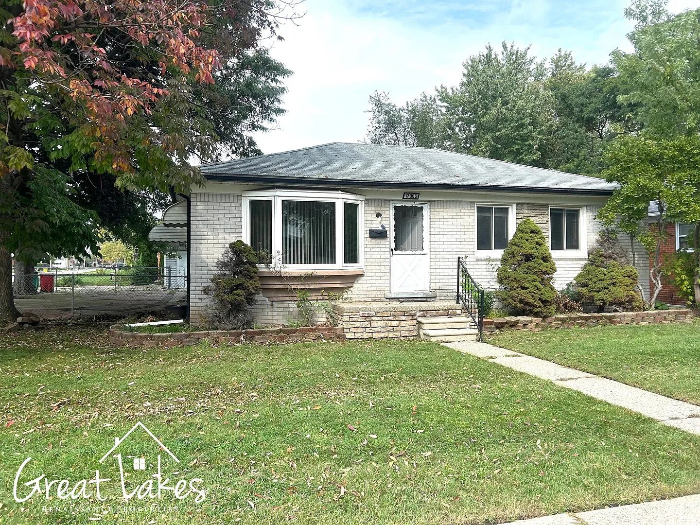 Charming 3 Bedroom 1 Bathroom now available for rent! — Photo 1