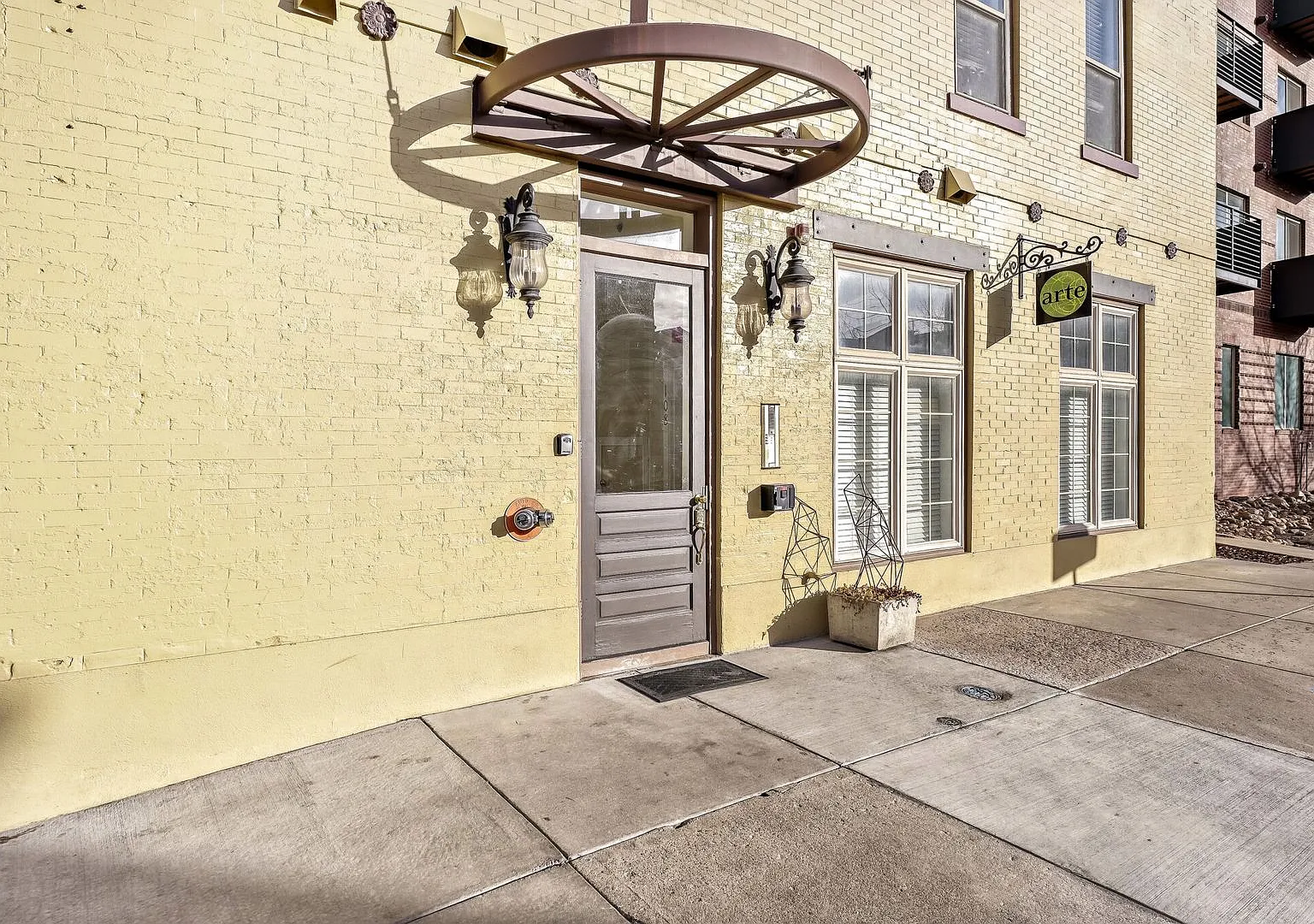 Uptown, Charm And Character With Modern Updates, 1 Bed Condo, Ground Floor, Great Natural Light! — Photo 2