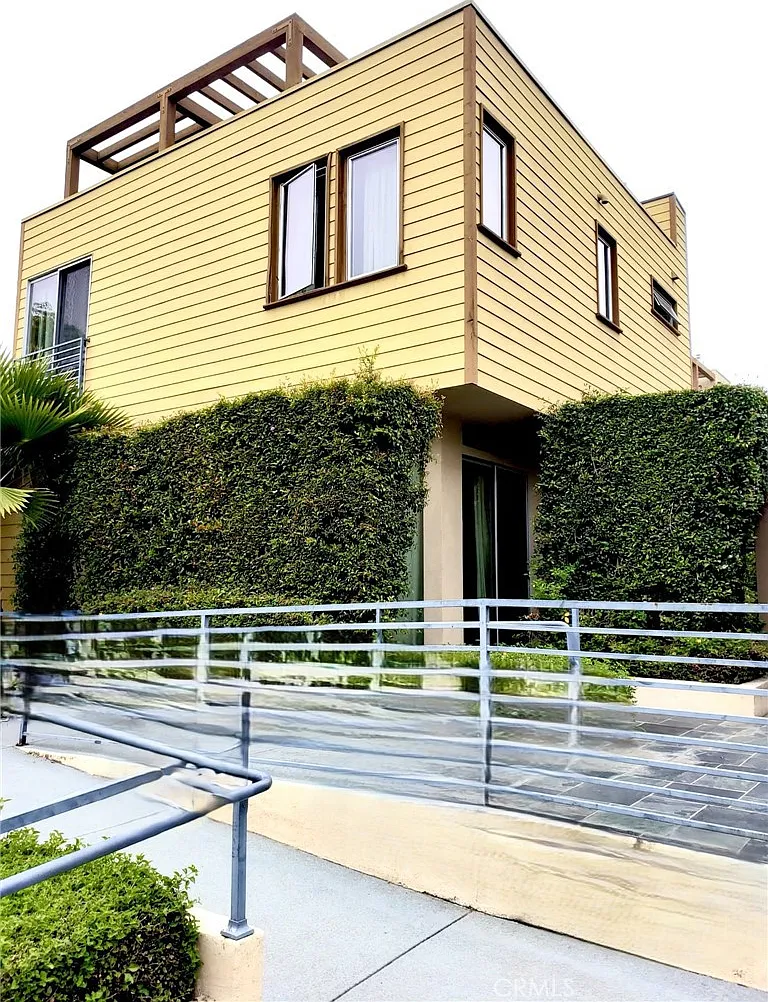 3 bed, 1380 sqft, $3,500 — Photo 1