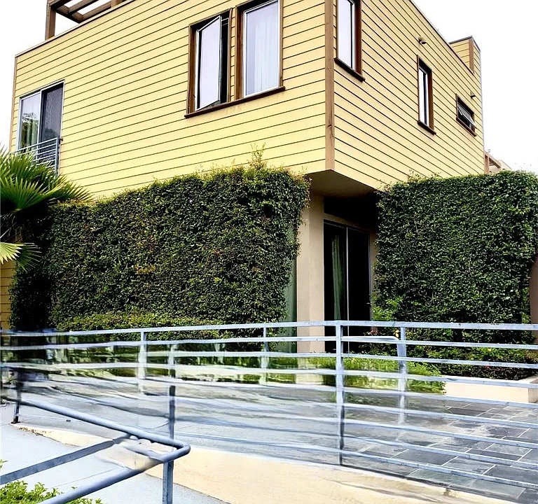 41 N Oak Ave #1