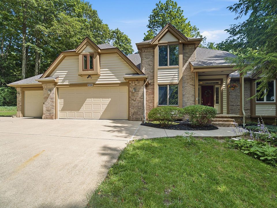 1st image of 3724 Capilano Dr