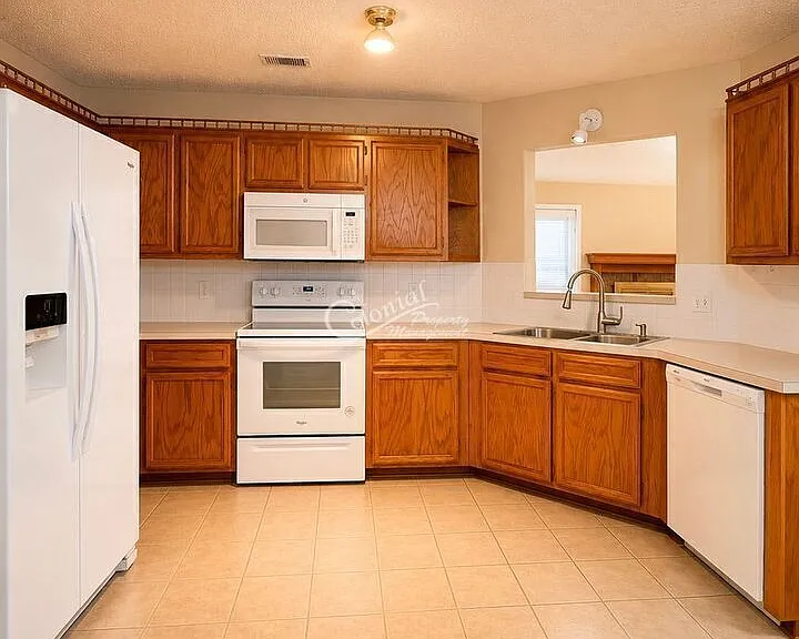 901 Kelso Dr — Photo 3