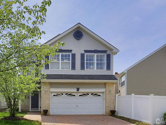 3rd image of 91 Glenn Oaks Ct