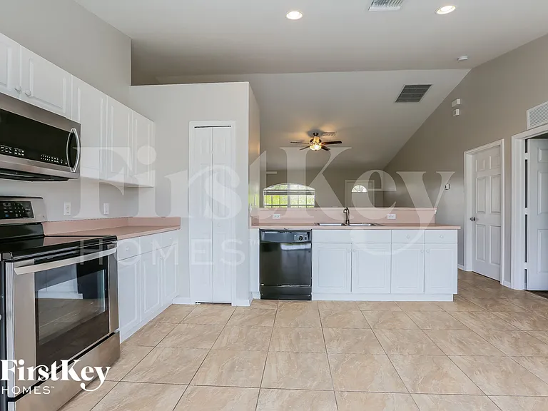 215 Mossrosse St — Photo 6