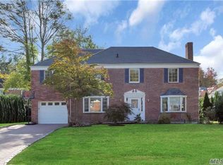 70 Old Mill Rd, Manhasset, NY 11030