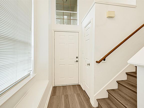 4th image of 146 S Walden Elms Cir