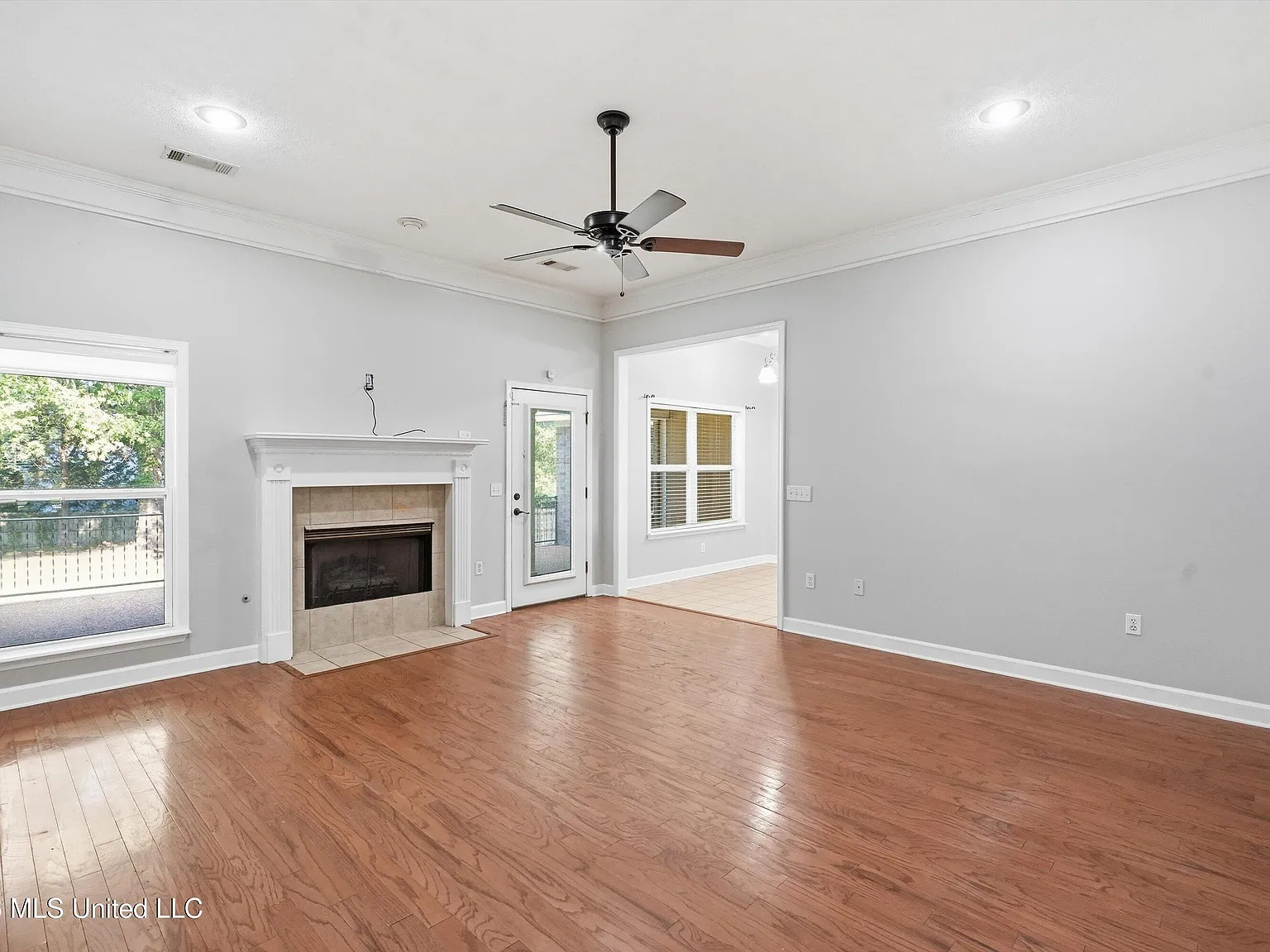 3 bed, 2.0 bath, 1747 sqft, $2,300 — Photo 2