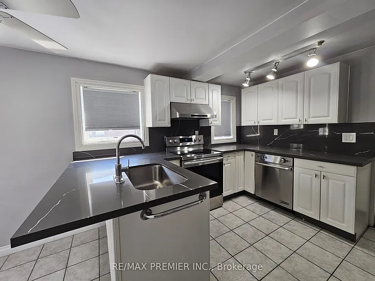 31 Compton Cres #MAIN 2ND — Photo 3