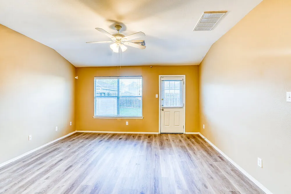 4 bed, 2.5 bath, 2172 sqft, $2,145 — Photo 4