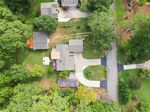 3rd image of 203 Knoxwood Ct