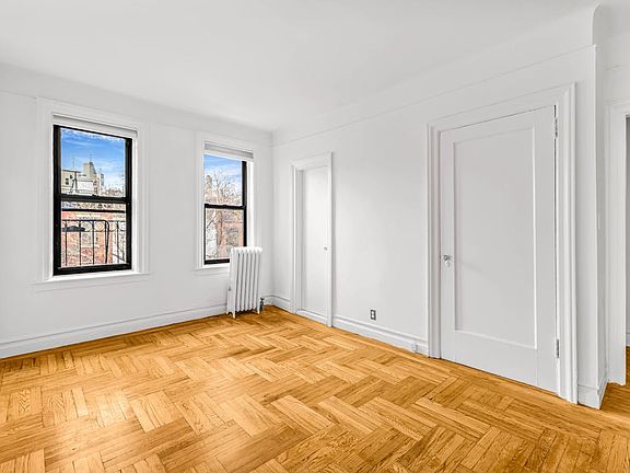 3rd image of 140 Waverly Pl APT 4A