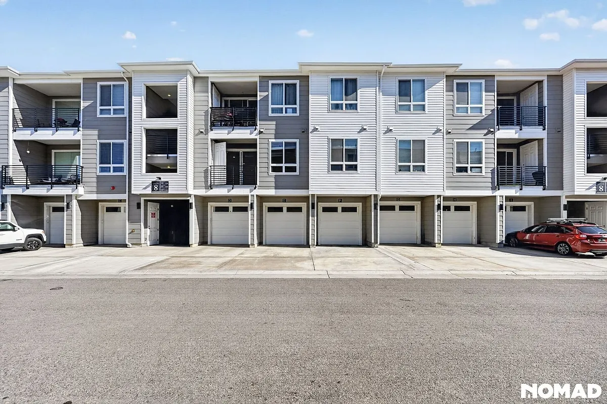 Building Photo - 6153 N Ceylon St #8203