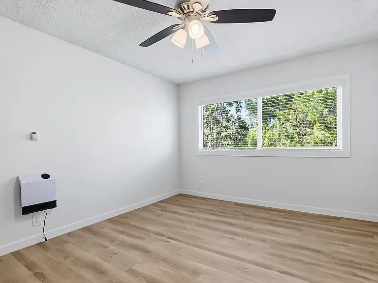Gated, MidCentury MultiFamily Property near Metro Access and Victoria Park — Photo 17