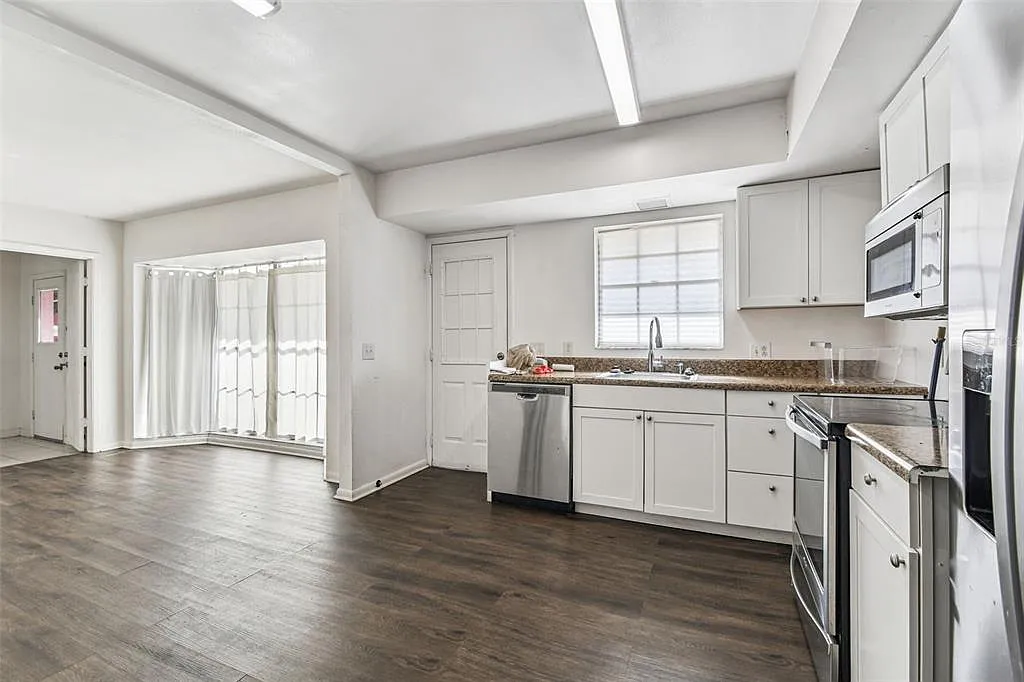 5 bed, 3.0 bath, 2464 sqft, $3,000 — Photo 3