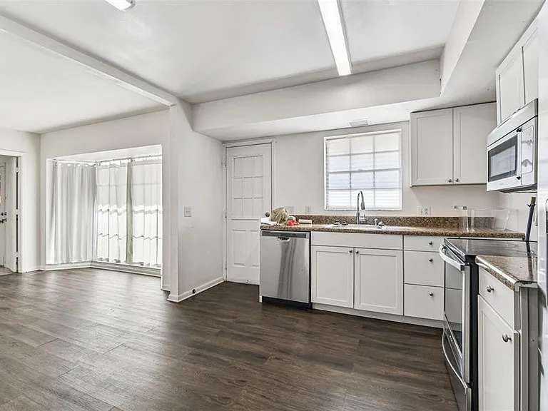 855 E Brandon Blvd — Photo 3