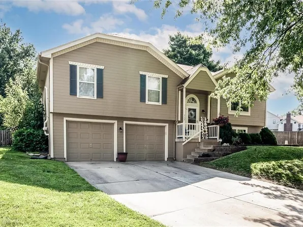 717 SE Pierre Ct, Lees Summit, MO 64063