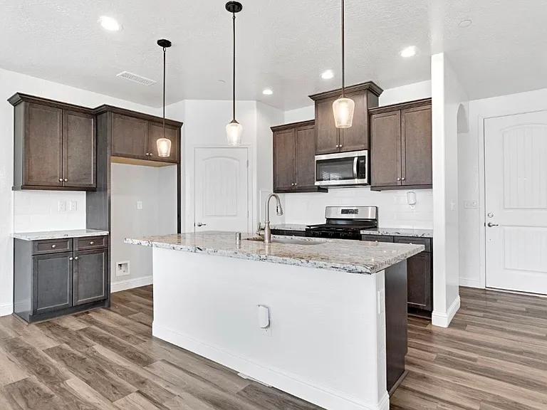 1148 Summit Ct — Photo 6